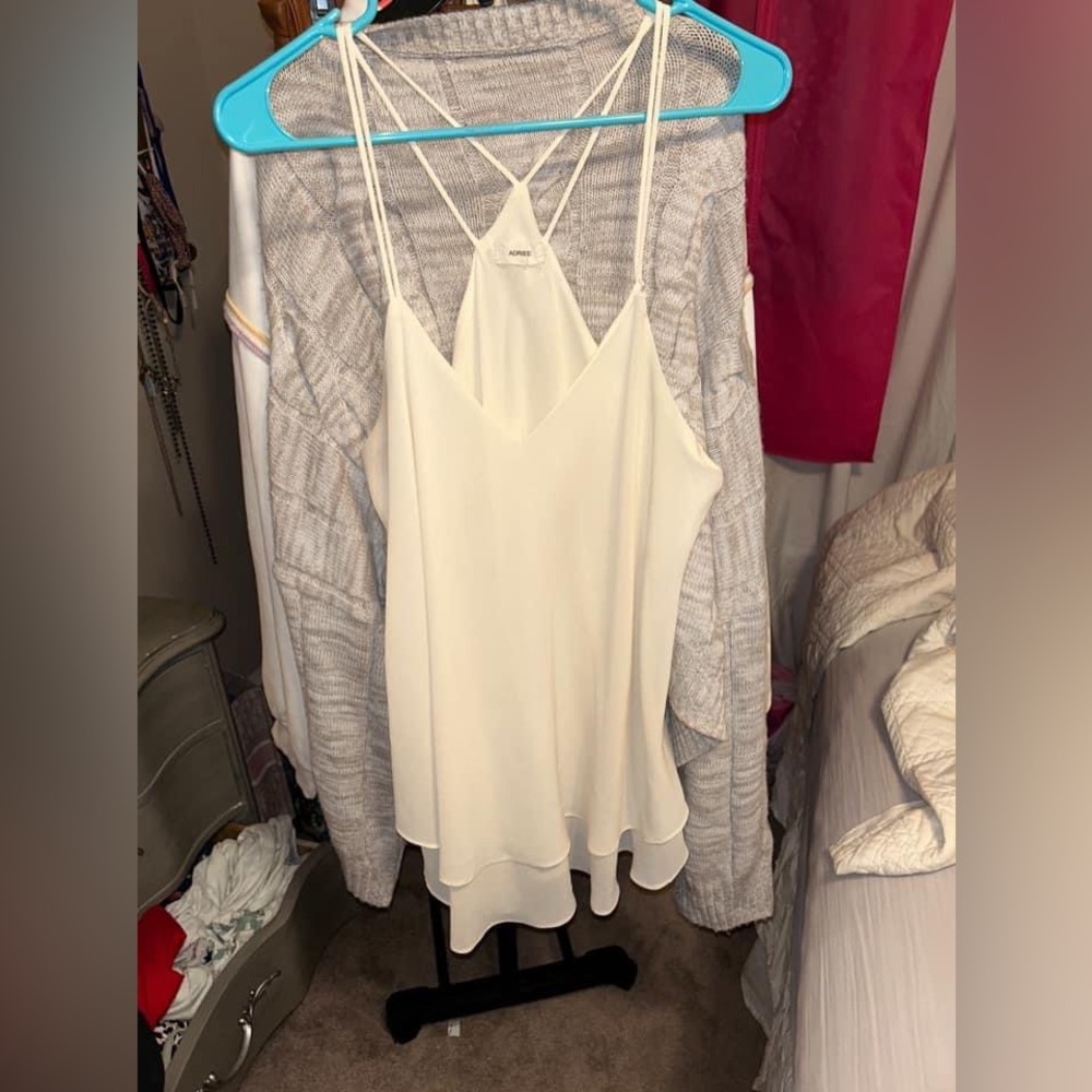 Crème color tank.